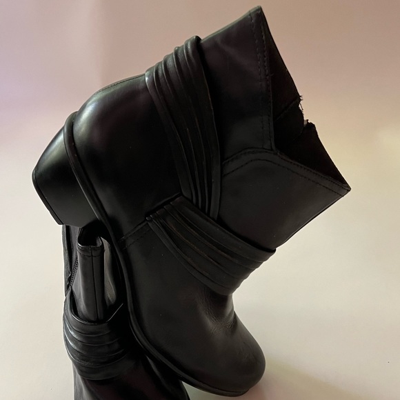 Like New CLARKS Leather Ankle Boots - Picture 6 of 9